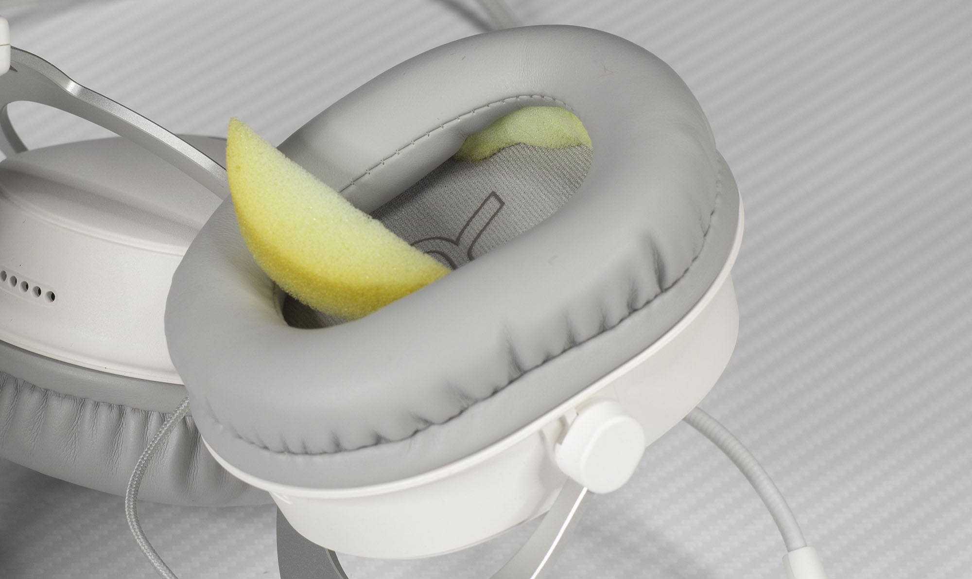 Поролон в нижнюю часть амбушюра Поролон в нижнюю часть амбушюра